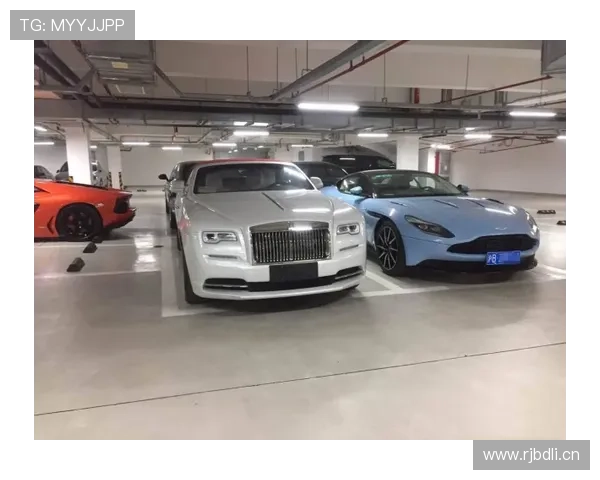 董志豪昨晚又开豪车出场了？真不知道他车库里还有几台藏着呢