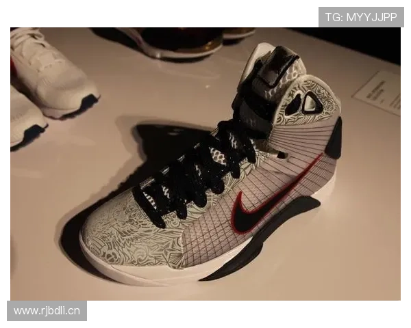 杜兰特今天鞋一换，手上的钻表差点闪瞎我眼睛，看着都觉得他坐拥一个秘密豪宅了吧？