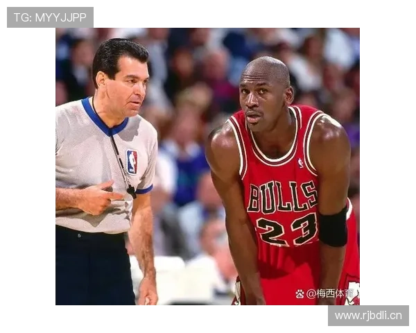 乔丹无球跑动制造错位，主导公牛进攻拉开空间